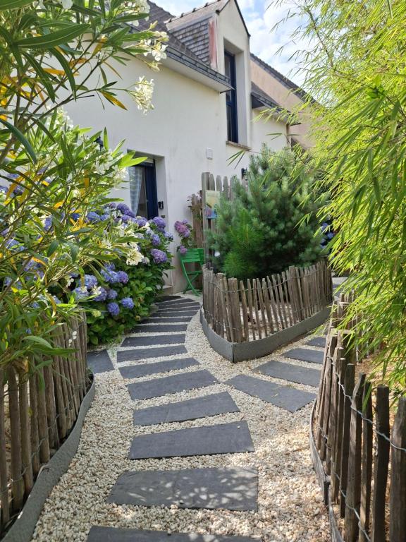 a garden path in front of a house at GITE DE PEN VRAZ in Plougoumelen