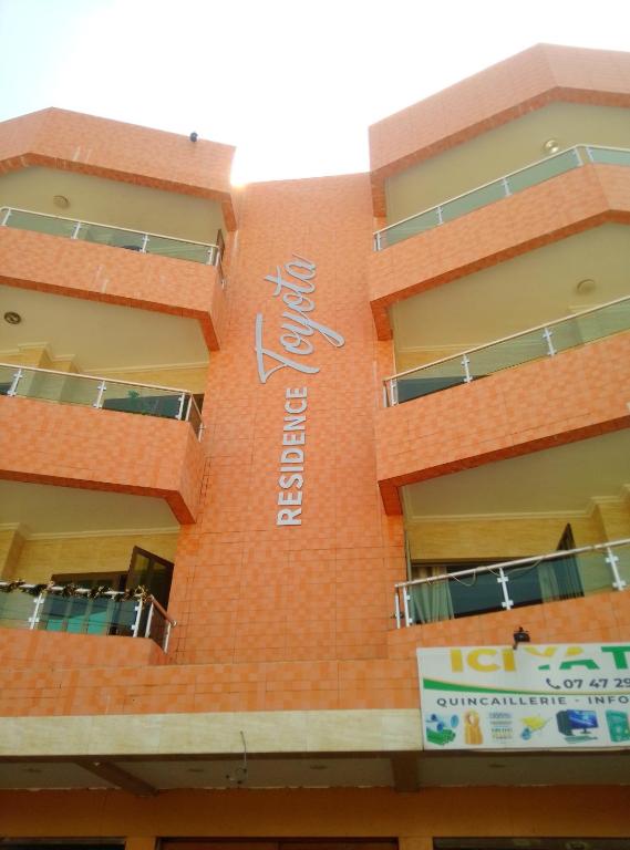 アビジャンにあるRésidence Toyotaの赤レンガ造りの建物