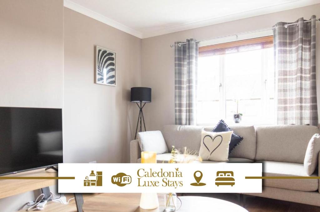 een woonkamer met een bank en een tv bij 3 BDR House At Caledonia Luxe Stays Short Lets & Serviced Accommodation Livingston in Livingston