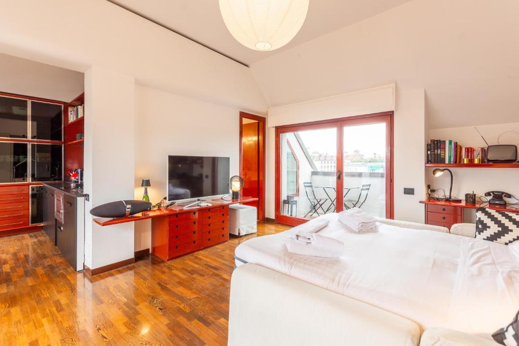 Chic Top Floor Studio in Central Milan