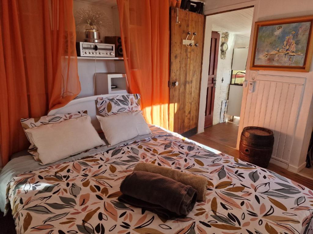 une chambre avec un lit avec une serviette dessus dans l'établissement Maison de village vençoise, à Vence