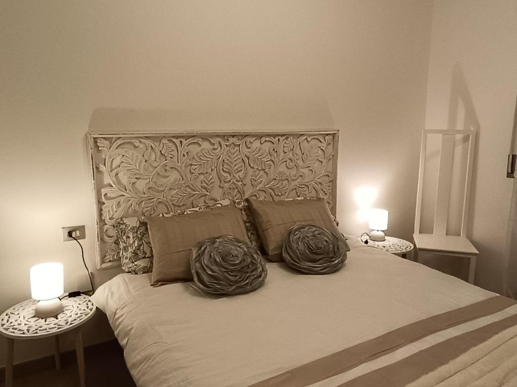 ein Schlafzimmer mit einem Bett mit zwei Lampen in der Unterkunft Civico 16 in Perugia