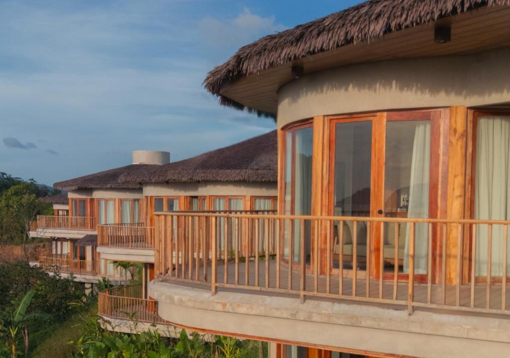 Une rangée de maisons avec balcon sur le côté dans l'établissement Atalaya Resort El Nido, à El Nido