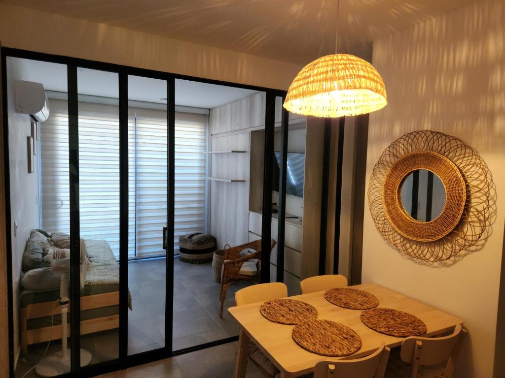 une salle à manger avec une table et un miroir dans l'établissement Samaia Loft, à Santa Marta
