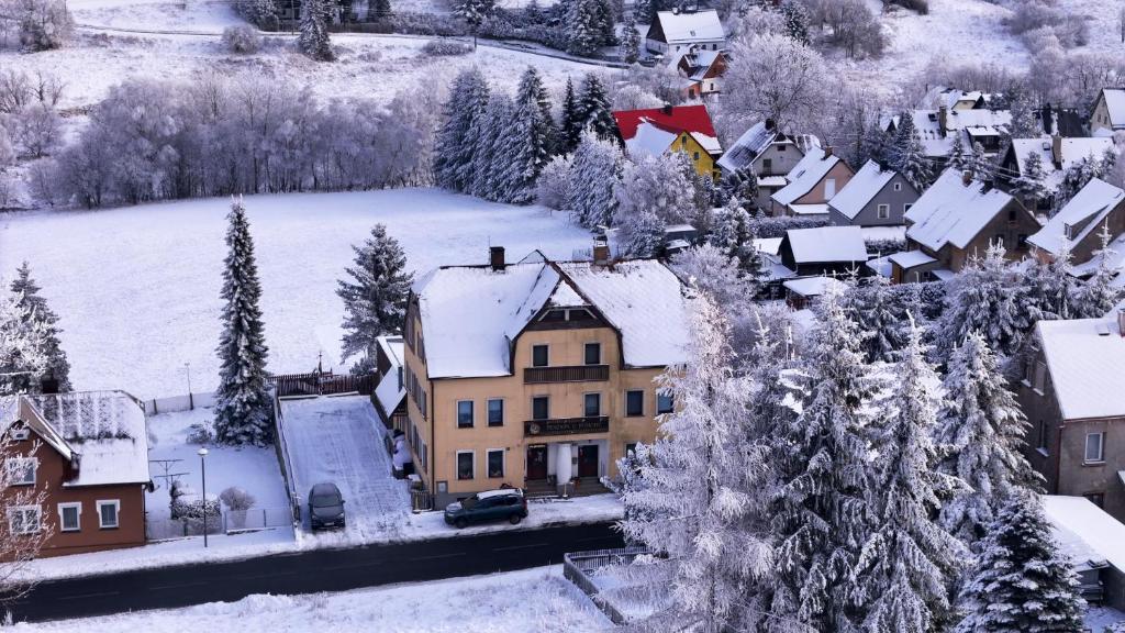 een luchtzicht op een dorp in de sneeuw bij U Pohody in Kovářská
