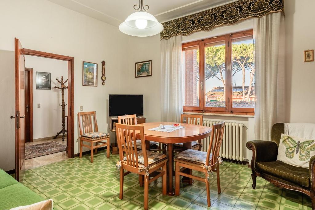 een woonkamer met een tafel en stoelen bij Casa nella campagna Toscana in Lazzeretto