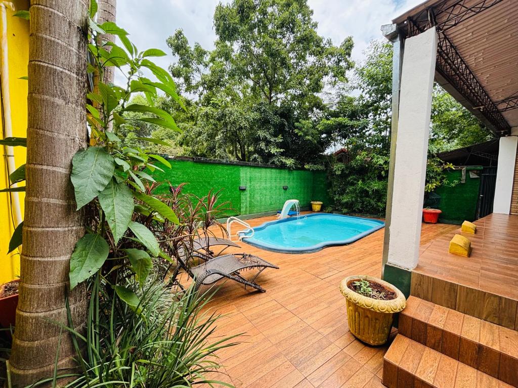 un cortile con piscina e terrazza in legno di Casa Grande en Hohenau a Hohenau
