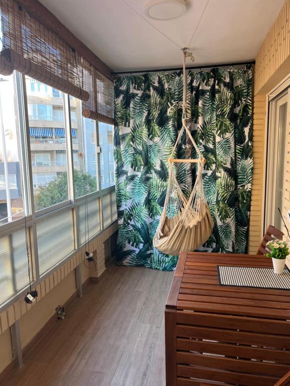 Zimmer mit einer Hängematte, die an einer Wand hängt in der Unterkunft Costa Dream Stay in Torrevieja