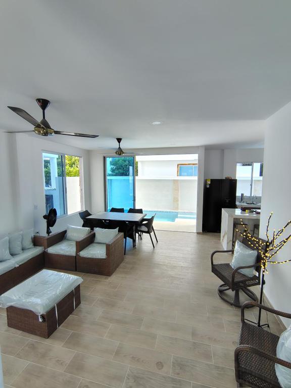 een woonkamer met een bank en een tafel bij CASA VILLA NICA Nariño Cundinamarca in Nariño