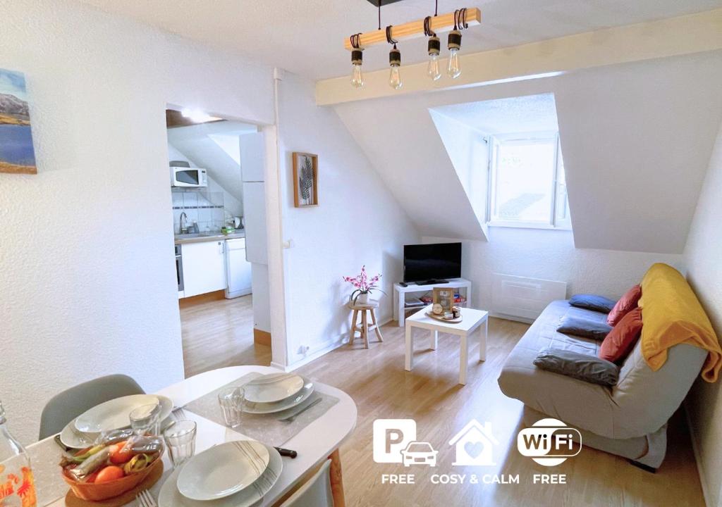 un soggiorno con un divano e un tavolo di Gîte cosy et paisible près de La Mongie a Campan