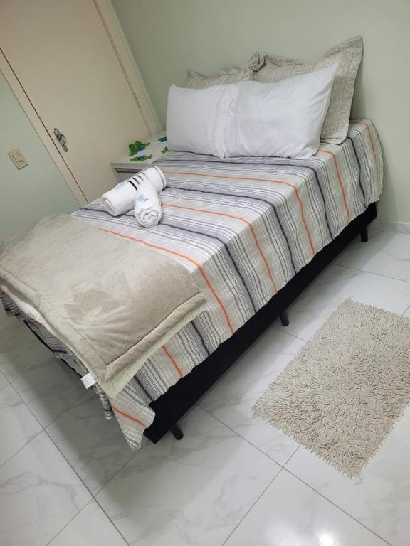 En eller flere senge i et værelse på Quarto Privado Brusque