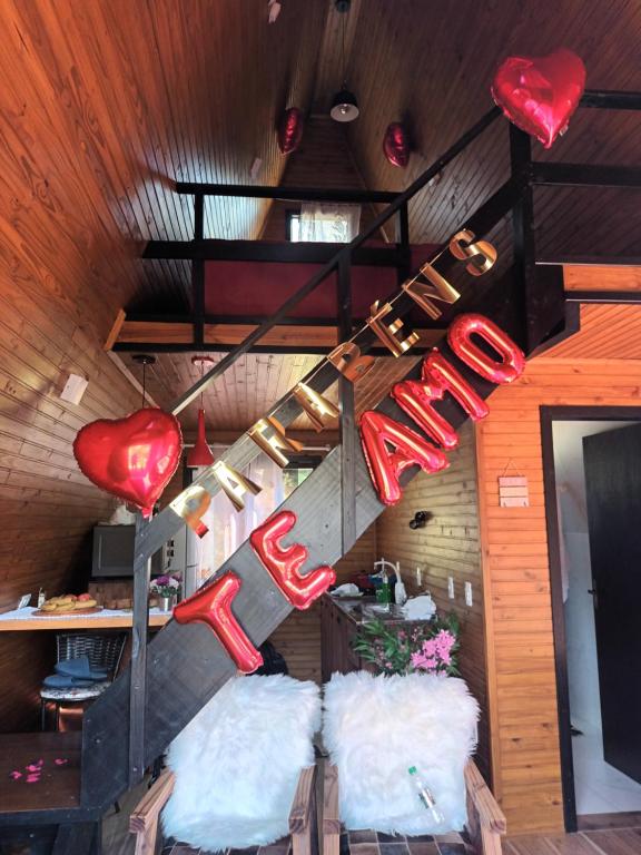 Een zitgedeelte bij Chalé Aconchego Alfredo Wagner