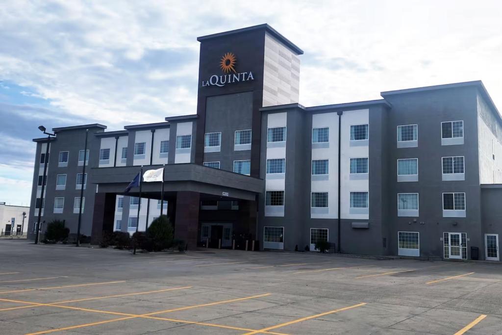 un parcheggio vuoto di fronte a un hotel di La Quinta Inn & Suites by Wyndham Minot a Minot