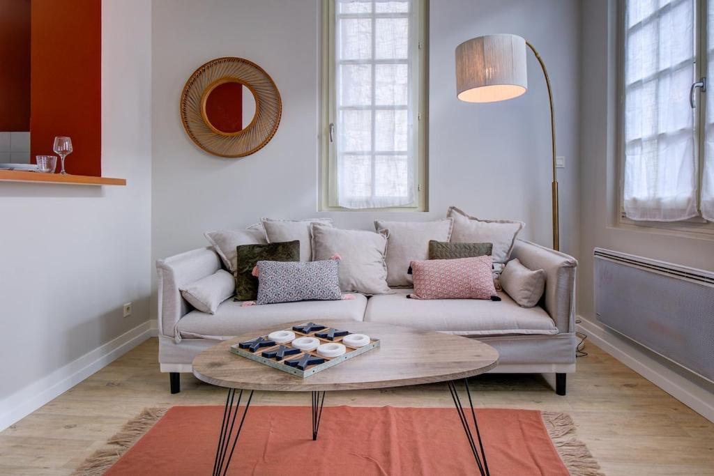 un salon avec un canapé et une table dans l'établissement L' Harmonie, à Périgueux