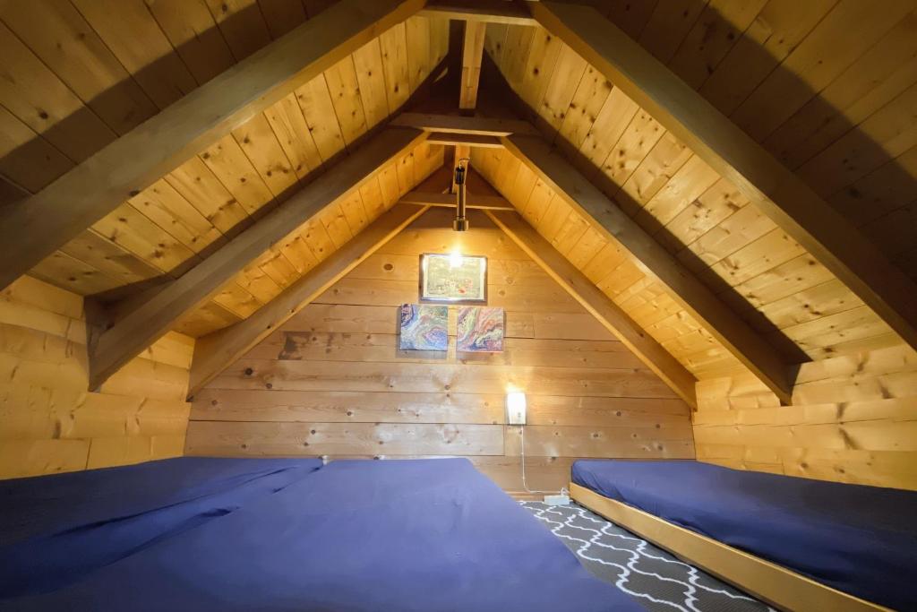 een kamer met een bed op zolder bij Blockhütte am Flugplatz mit Pool in Kühndorf
