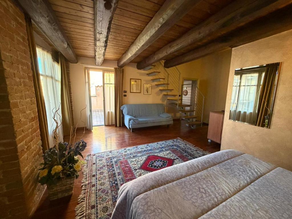 een woonkamer met een bank en een tapijt bij All'Imperatore in Cherasco