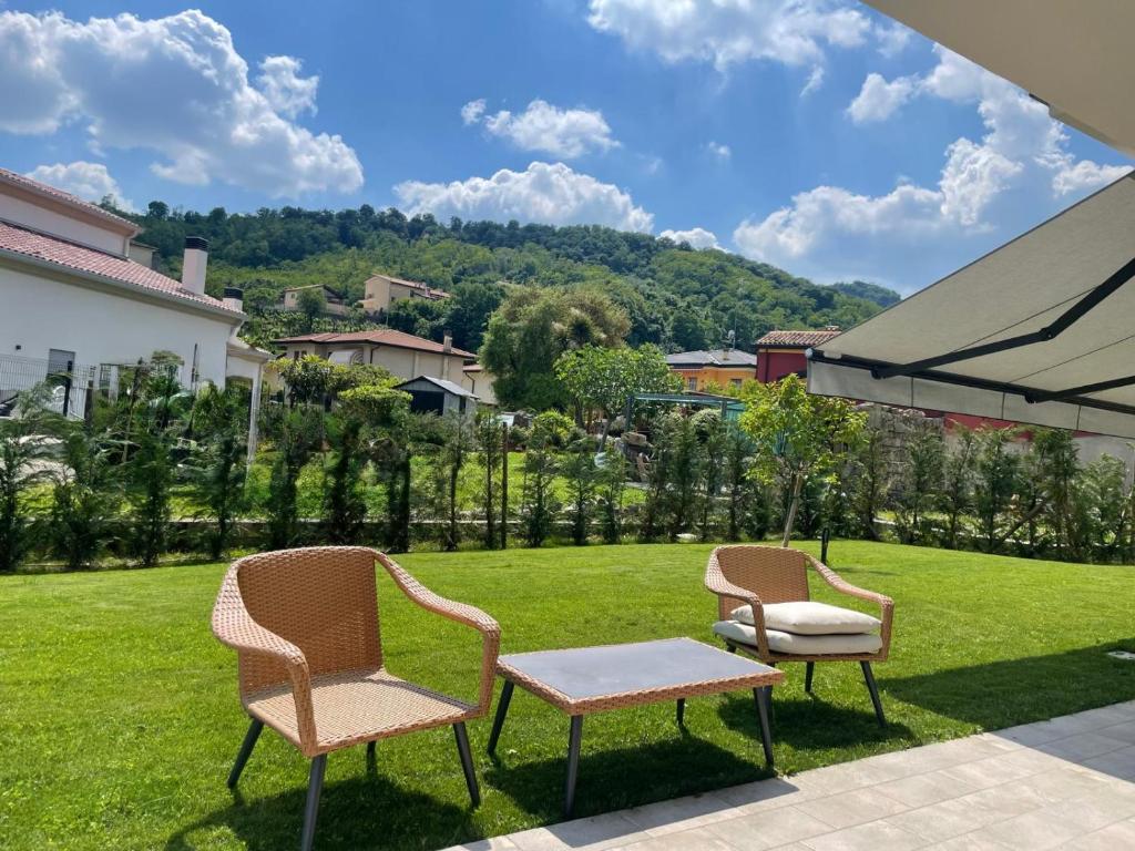 Cảnh núi rừng hoặc tầm nhìn ra núi từ căn hộ