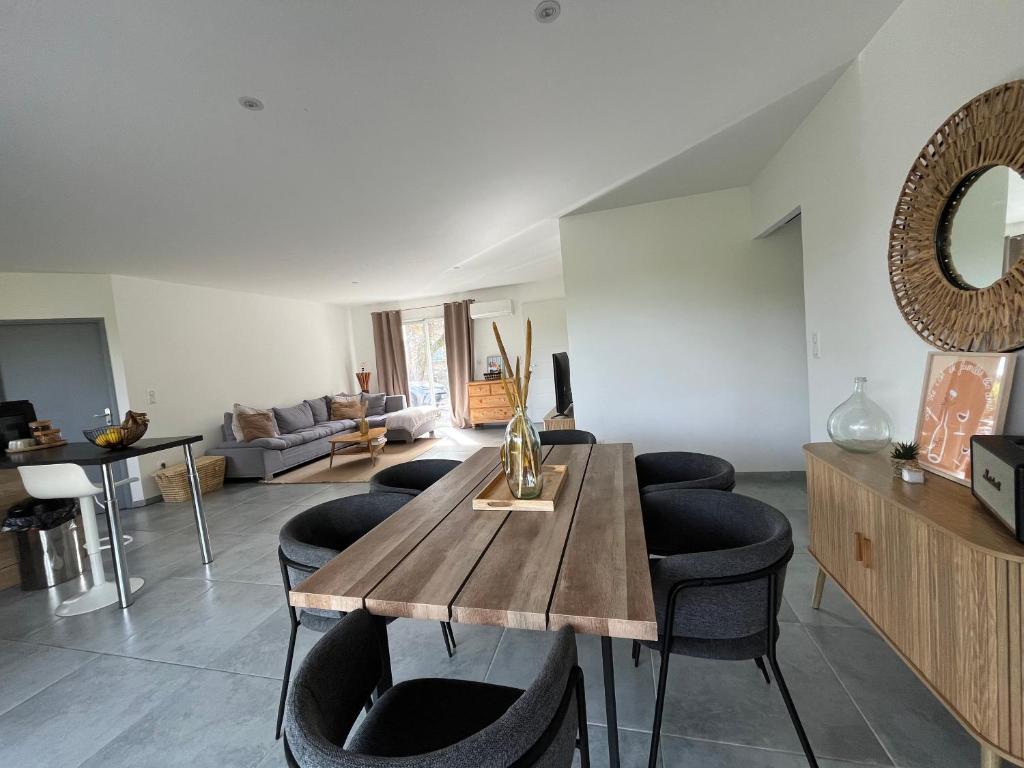 Khu vực ghế ngồi tại Villa des rives & chevaux 07