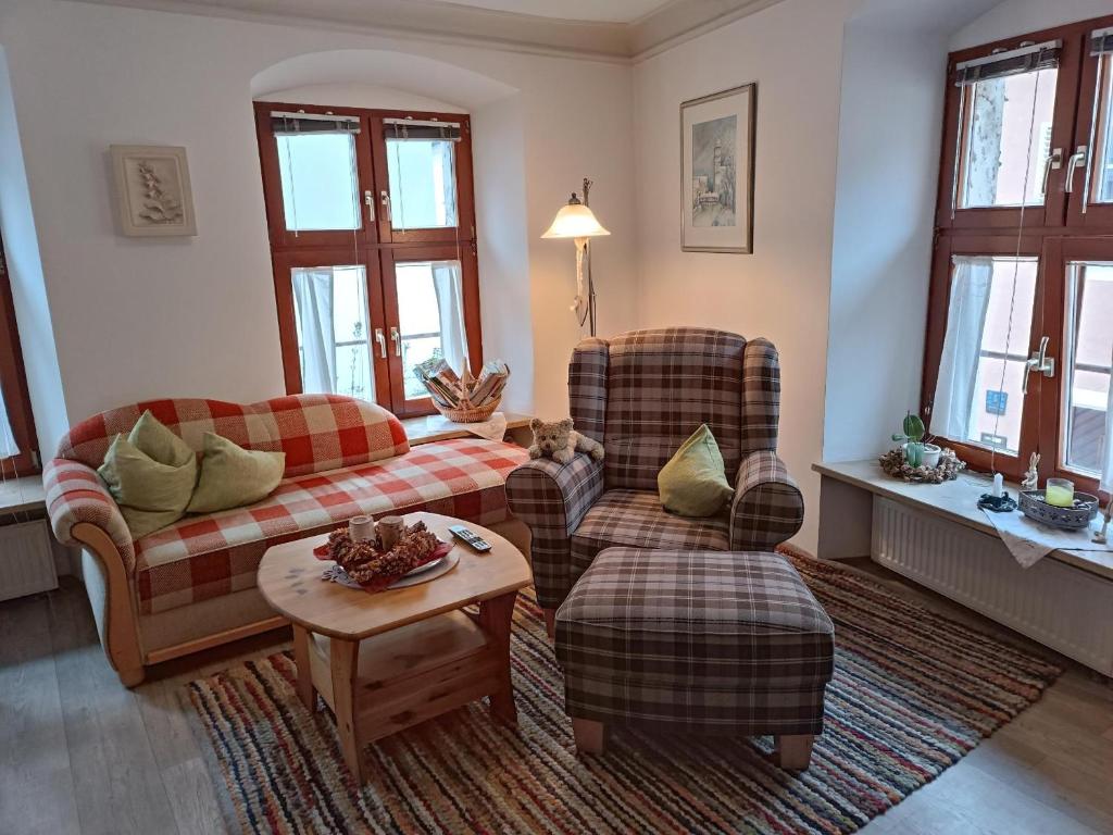 ein Wohnzimmer mit einer Couch und zwei Stühlen und einem Tisch in der Unterkunft Altstadtzauber Amberg in Amberg