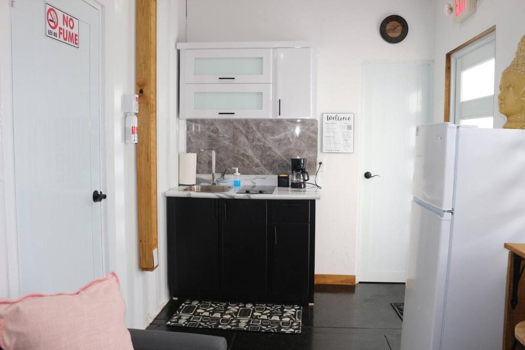 une cuisine avec un évier et un réfrigérateur dans l'établissement Beachside 1BR Apartment Sleeps 4, à Vega Baja