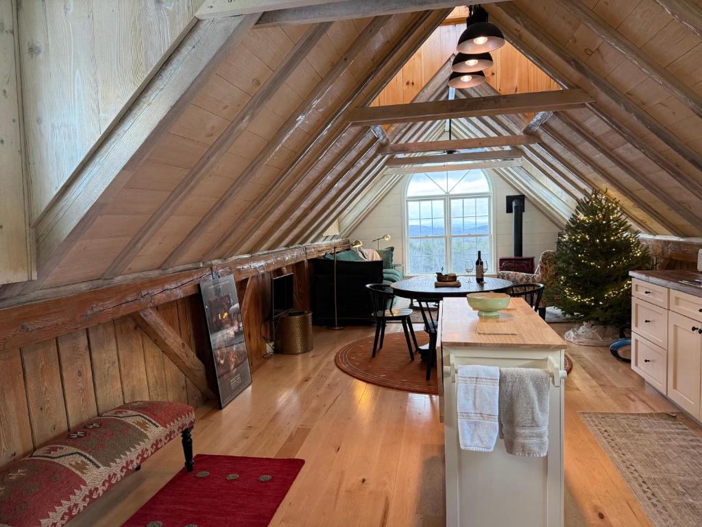 Elegant Private Barn Apartment in E Dover with 50 mile view, East Dover  (updated prices 2026), image size:1024x768