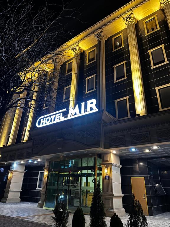 een hotel met een bord op de voorgevel van een gebouw bij Sokcho Mir Hotel in Sokcho