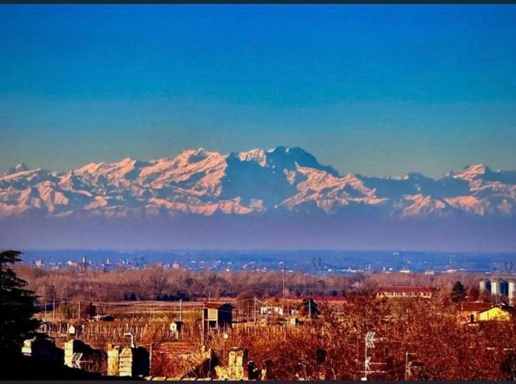 een uitzicht op een bergketen met besneeuwde bergen bij Volpedo hostel in Volpedo