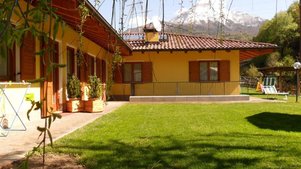 En generel udsigt til bjerge eller udsigt til bjerge taget fra landstedet