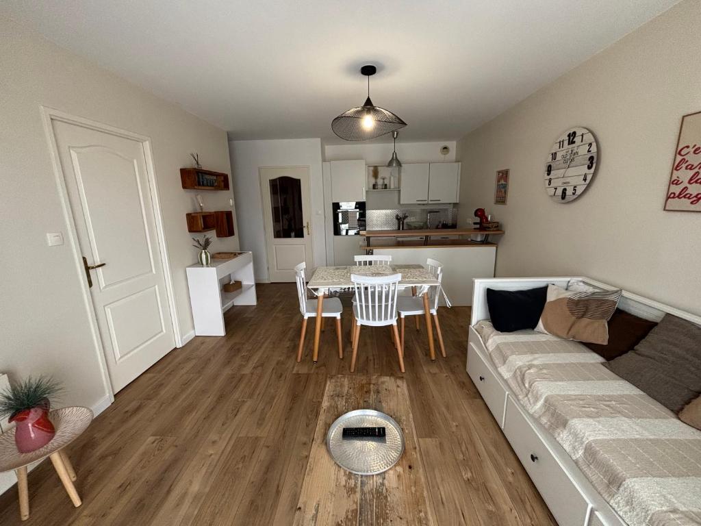 Køkken eller tekøkken på Appartement récent à deux minutes de la plage