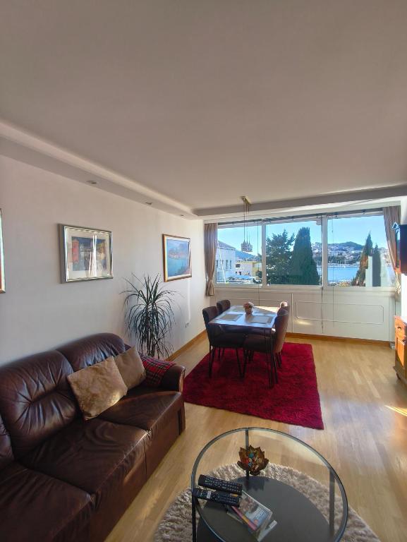 Apartment One , sea view , free parking