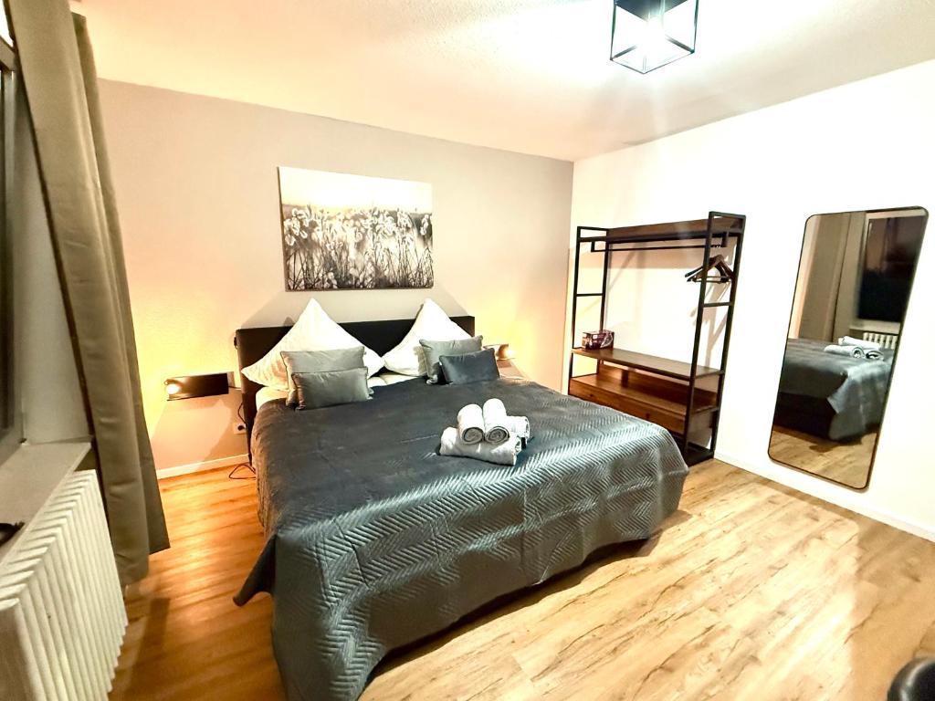 een slaapkamer met een bed met twee knuffels erop bij 70qm Apartment mit Stellplatz und Garten in Riegelsberg