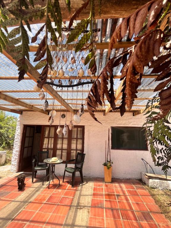 een patio van een huis met een tafel en stoelen bij Recodo de mar in Aguas Dulces