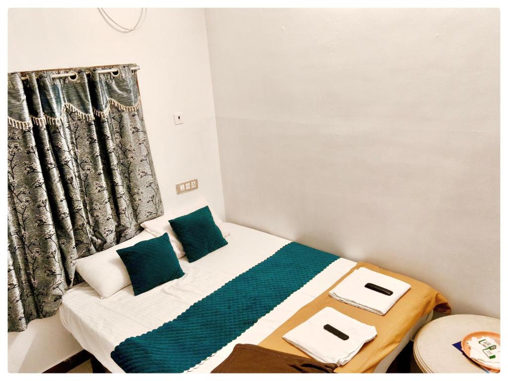 een kleine slaapkamer met een bed en een raam bij Le Casa Stay in Pondicherry