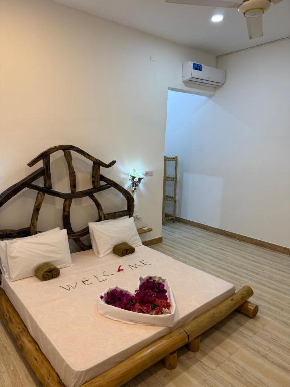 Giường trong phòng chung tại Cholobandas