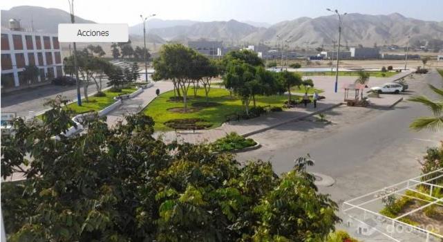 uitzicht op een straat met bomen en een gebouw bij Aloha in San Bartolo