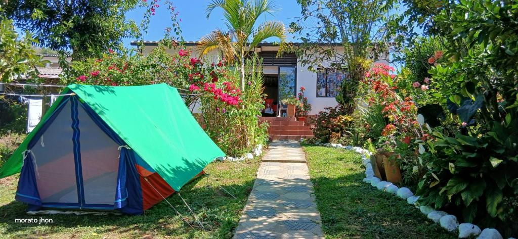 een tent in de tuin van een huis bij Hostal posada San jose in San José de Suaita
