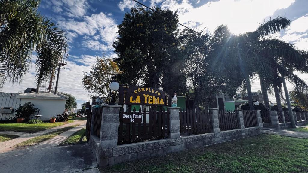 a fence with a sign that reads cal zzman at Complejo La Yema in Miramar