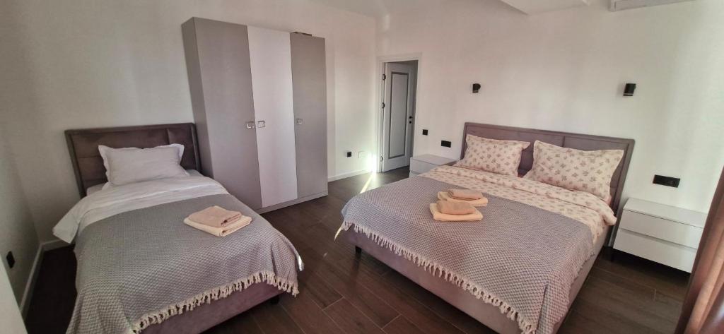 Postel nebo postele na pokoji v ubytování AIRPORT-TAXI-PARKING-Card