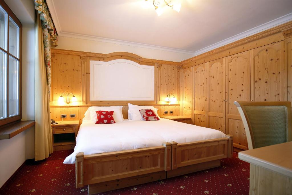 Postel nebo postele na pokoji v ubytování TH Corvara - Greif Hotel