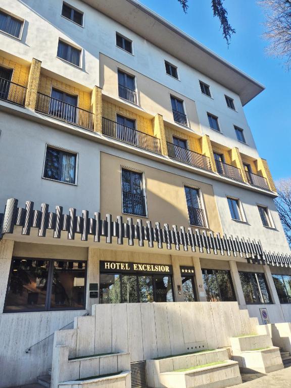 an image of the hotel klezmer building at Hotel Excelsior Magenta in Magenta