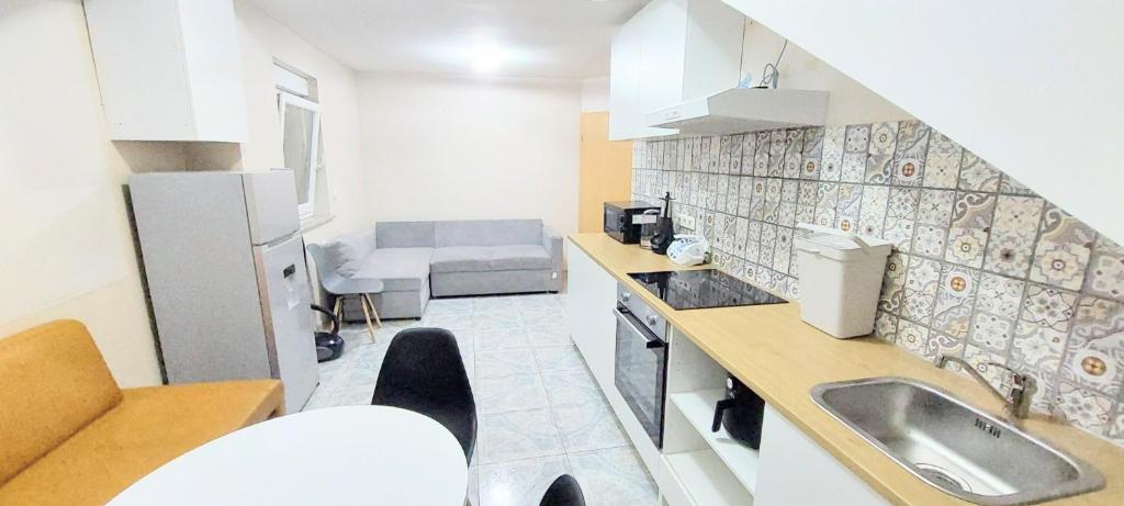 una cucina con un lavello e un piano di lavoro di Haus15 a Rüsselsheim