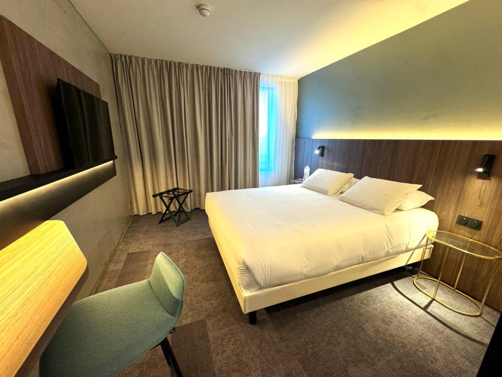 En eller flere senge i et værelse på Kyriad Chateauroux Nord - Aéroport