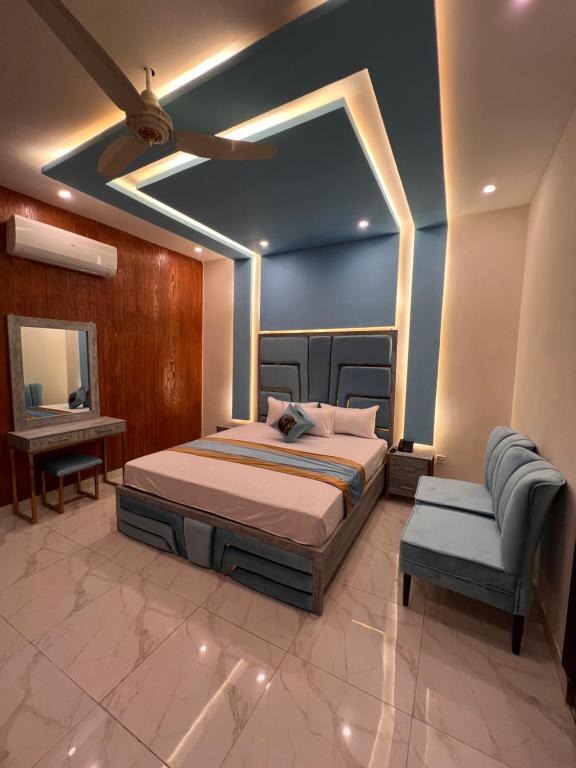 a bedroom with a bed and a ceiling fan at Gulberg Residency Hotel in Lahore