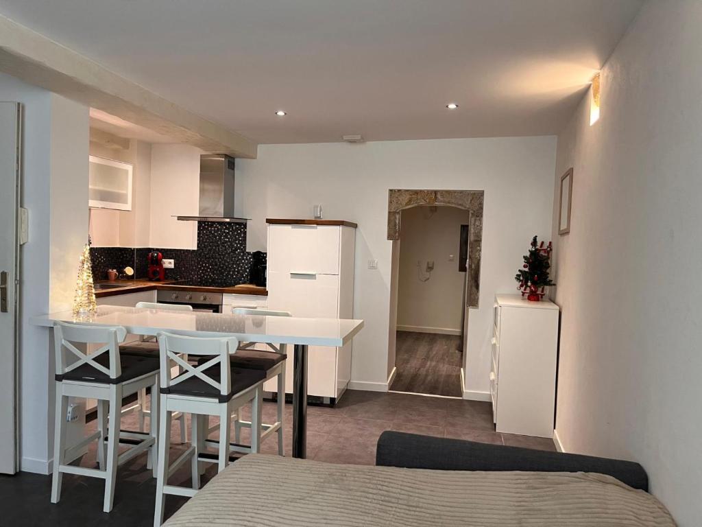 a kitchen with a table and some chairs in a room at Sand & Chill - Studio 37R in Rouffach