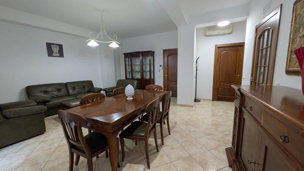 a living room with a table and a couch at Casa Migliore - con garage privato in Scicli