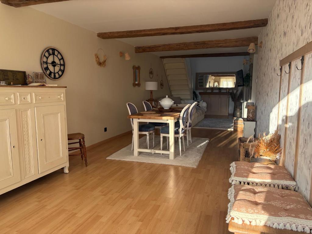 Et opholdsområde på Petit cocon à 5 min de Sedan