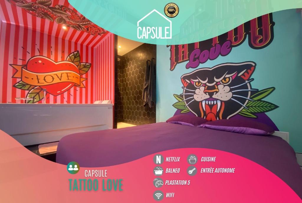 une chambre avec un lit violet et une tête de lit Hello Kitty dans l'établissement Capsule Tattoo Love, à Douai