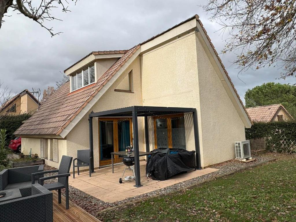 a small house with a screened in porch at Le refuge barbezien in Lombez