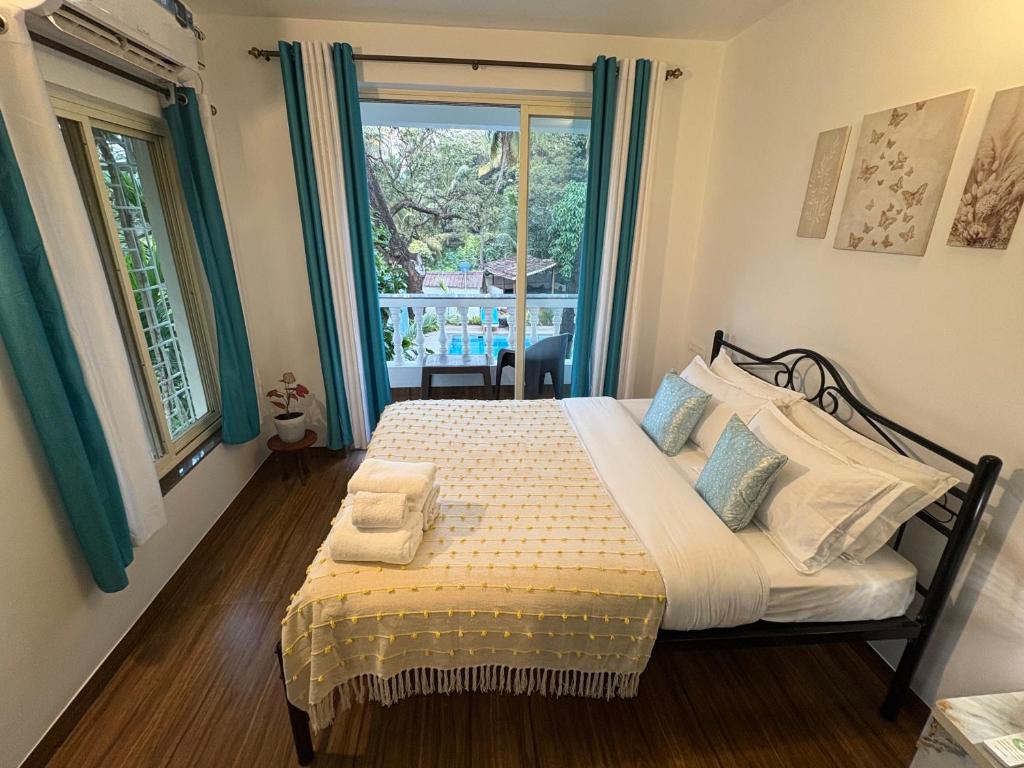 Postel nebo postele na pokoji v ubytování Nature's Inn Luxury Villa Morjim Goa, 4bhk and Sparkling Pool