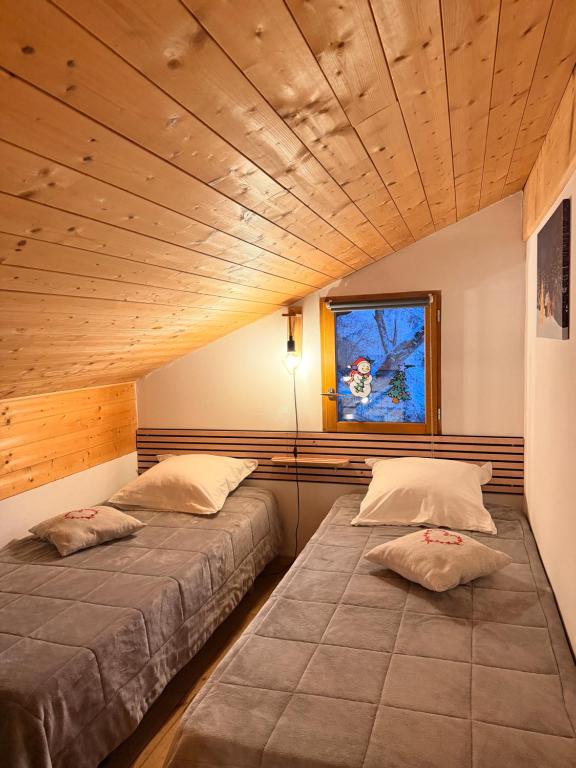 En eller flere senge i et værelse på Chalet individuel en montagne